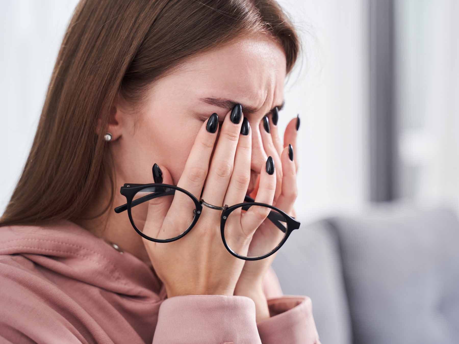 Wie erkennt man Probleme mit trockenen Augen 